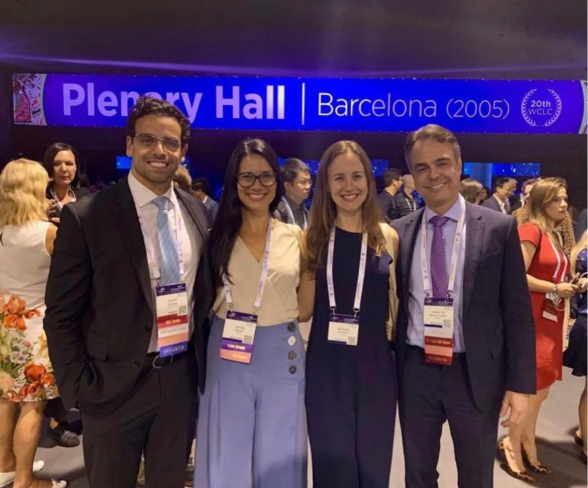 Dr. Daniel Przybysz, Gisele Fraga, Dra. Imanuely Borchardt e Dr. Carlos Gil Ferreira diante do letreiro Plenary Hall na WCLC 2019